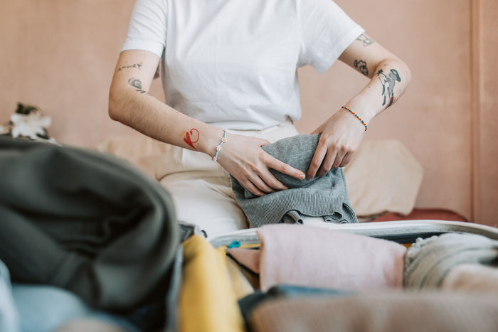 A camisa que viaja consigo: como a escolher, dobrar e cuidar fora de casa