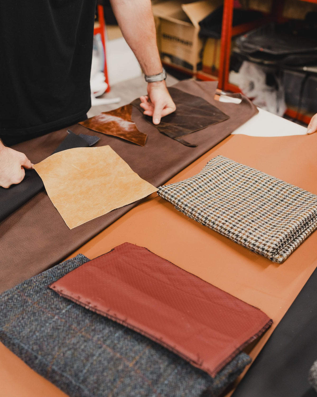 Mesa de taller con tejidos de tweed y piezas de cuero
