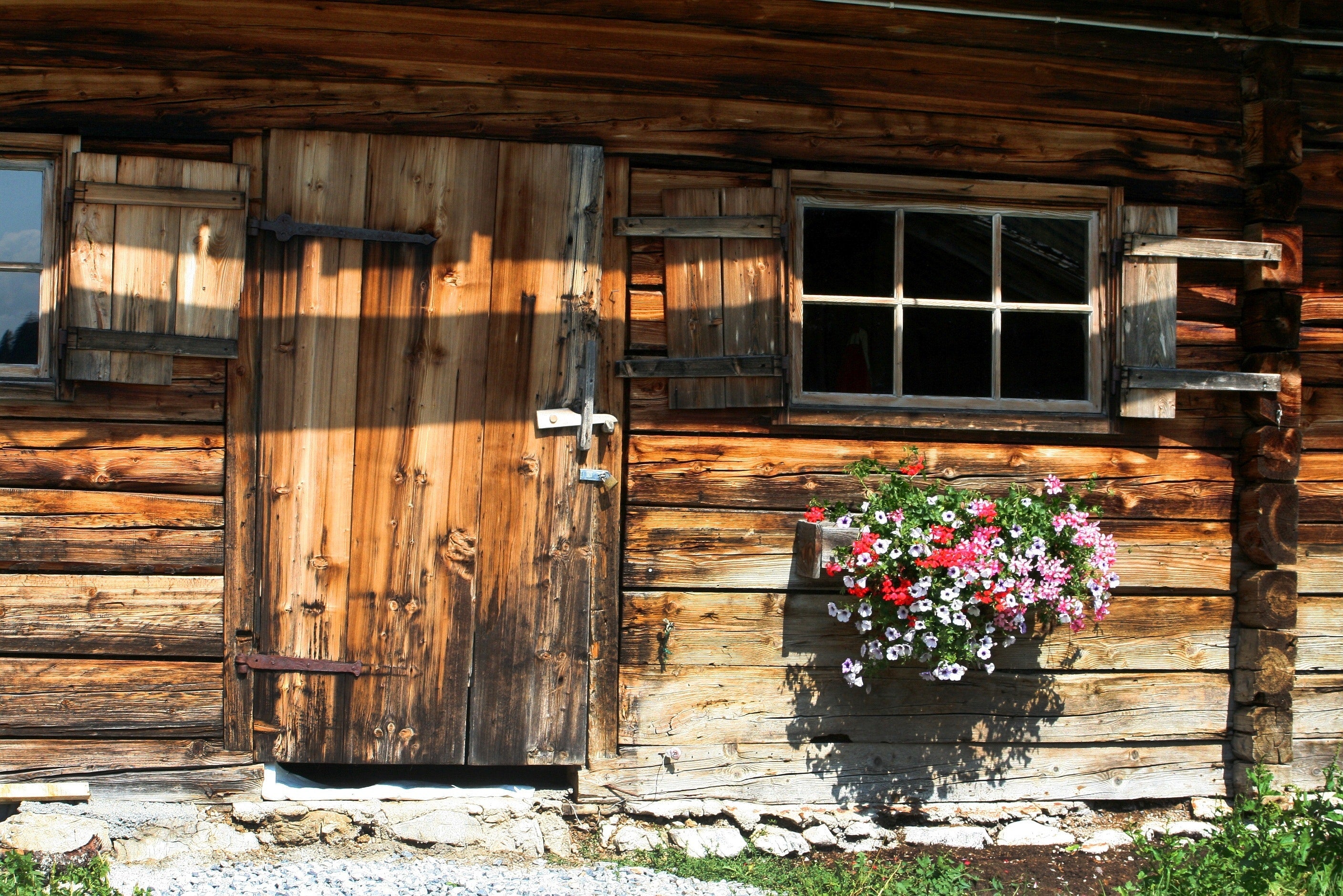 casa madera de campo con flores