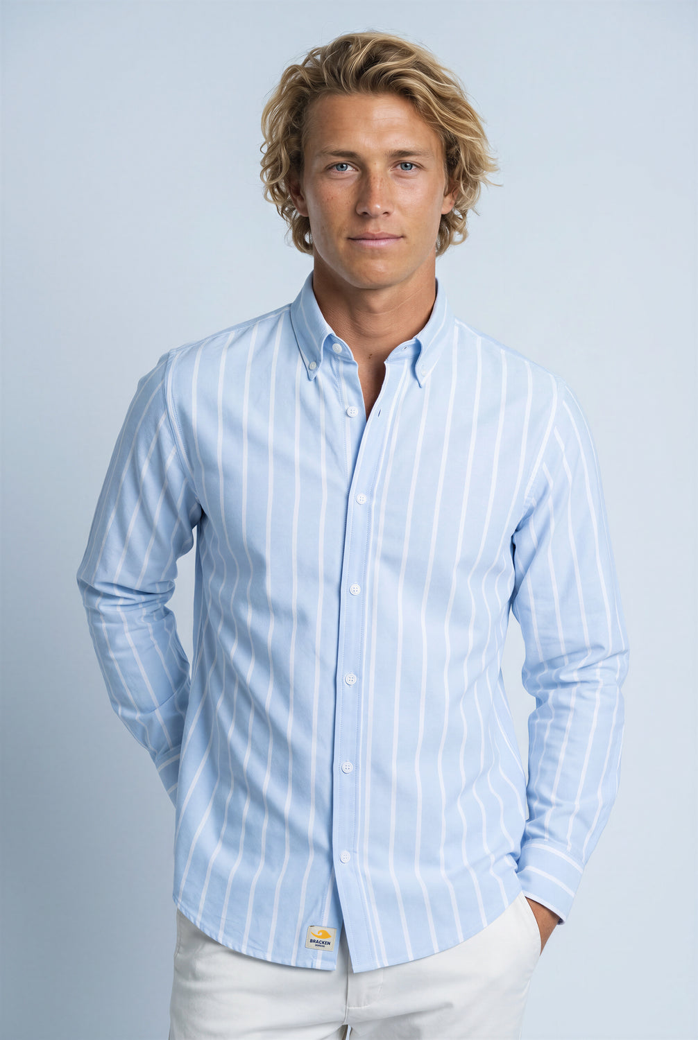 Modelo con camisa melange de rayas azul para hombre de algodón orgánico, Brackenbridge