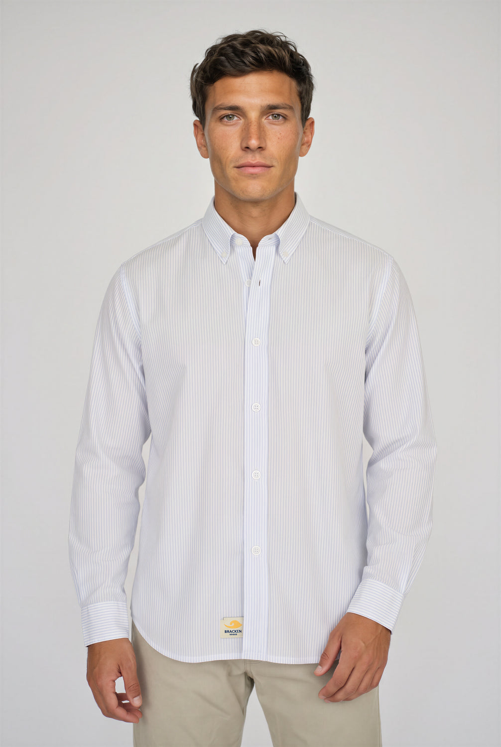 Mannequin portant une chemise en popeline à rayures bleu clair pour homme en coton biologique, Brackenbridge