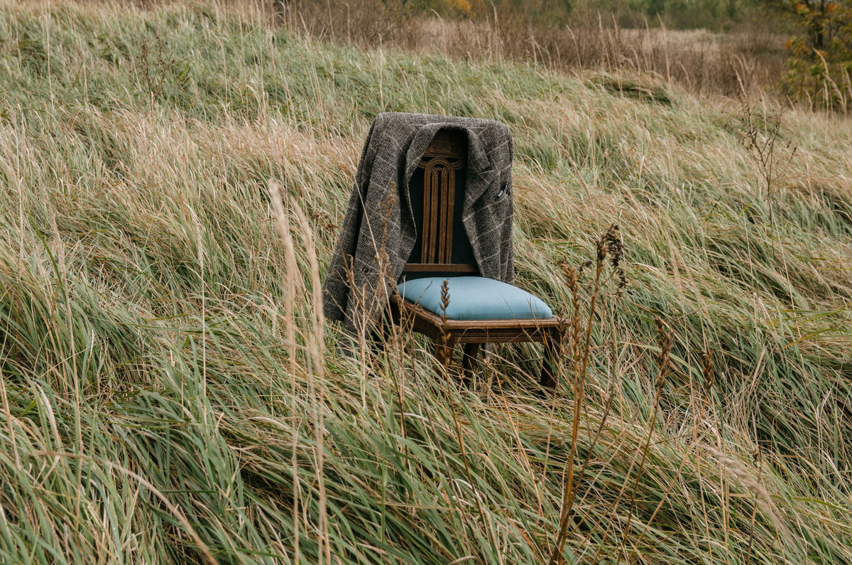Silla con una chaqueta de tweed en un prado