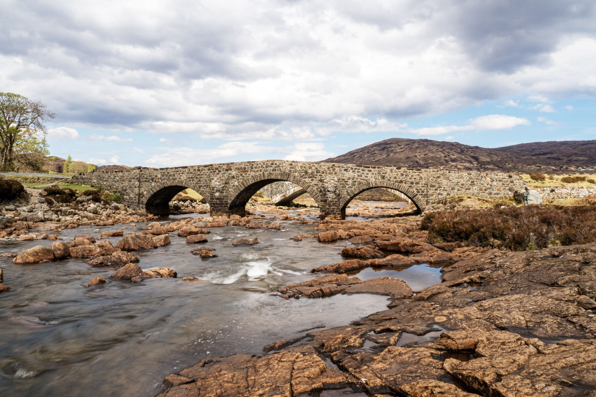 Puente de piedra sobre un río de las Highlands escocesas
